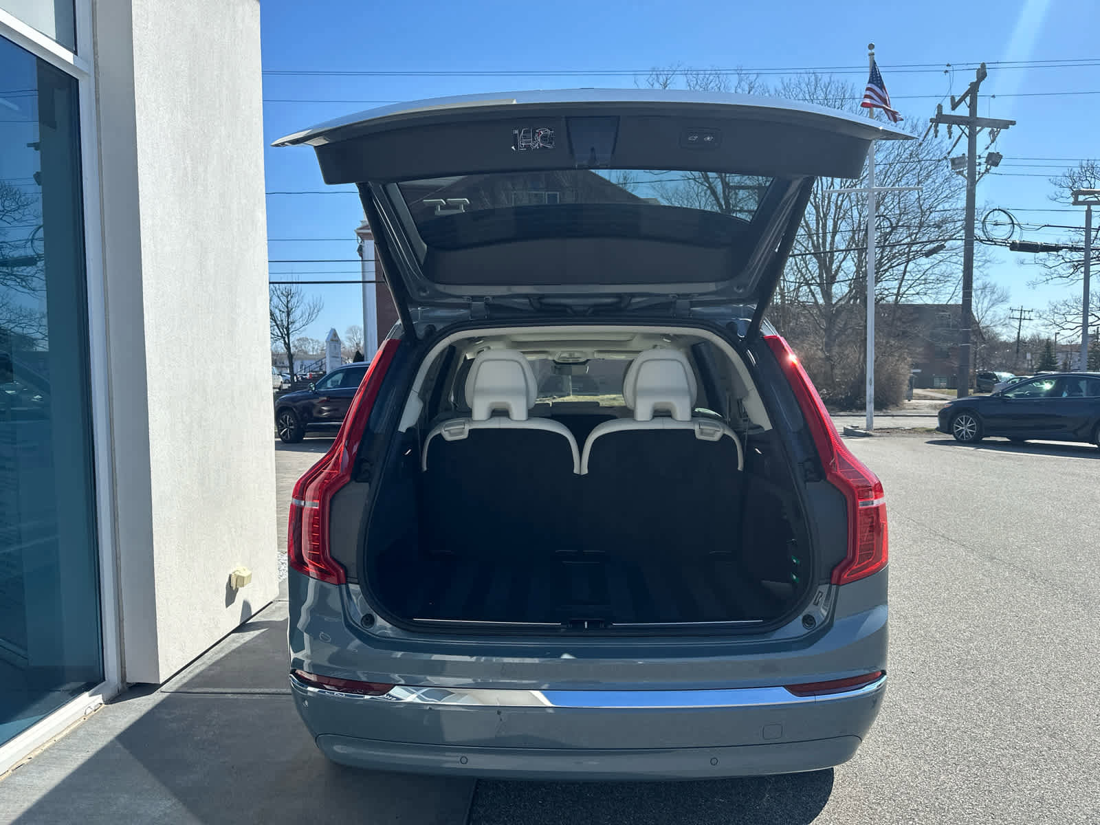 Used 2023 Volvo XC90 B6 Plus image 11