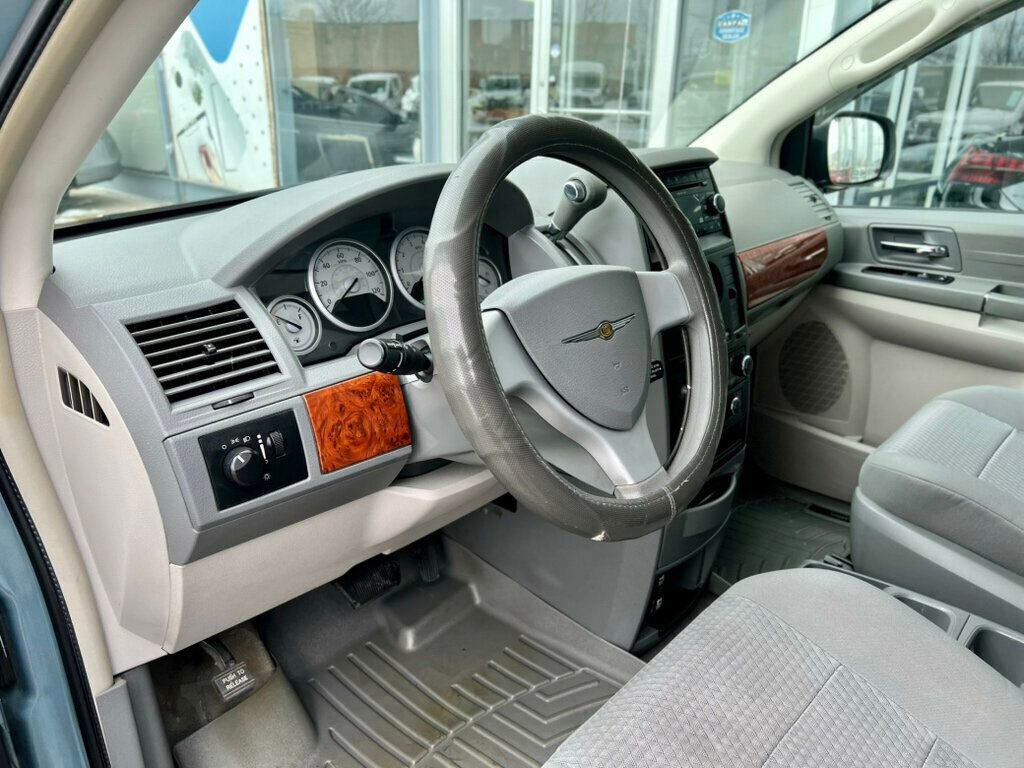 Used 2008 Chrysler Town & Country LX image 11