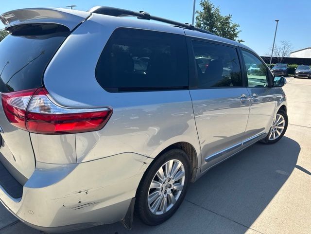 Used 2017 Toyota Sienna Limited Premium FWD image 3