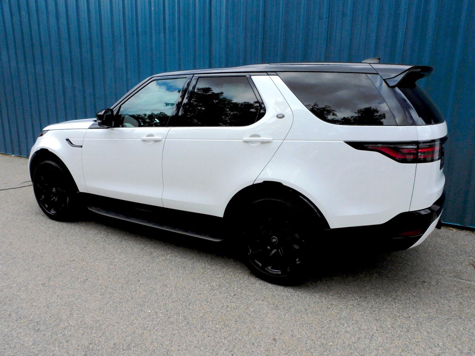Used 2023 Land Rover Discovery S R-Dynamic AWD/4WD image 3