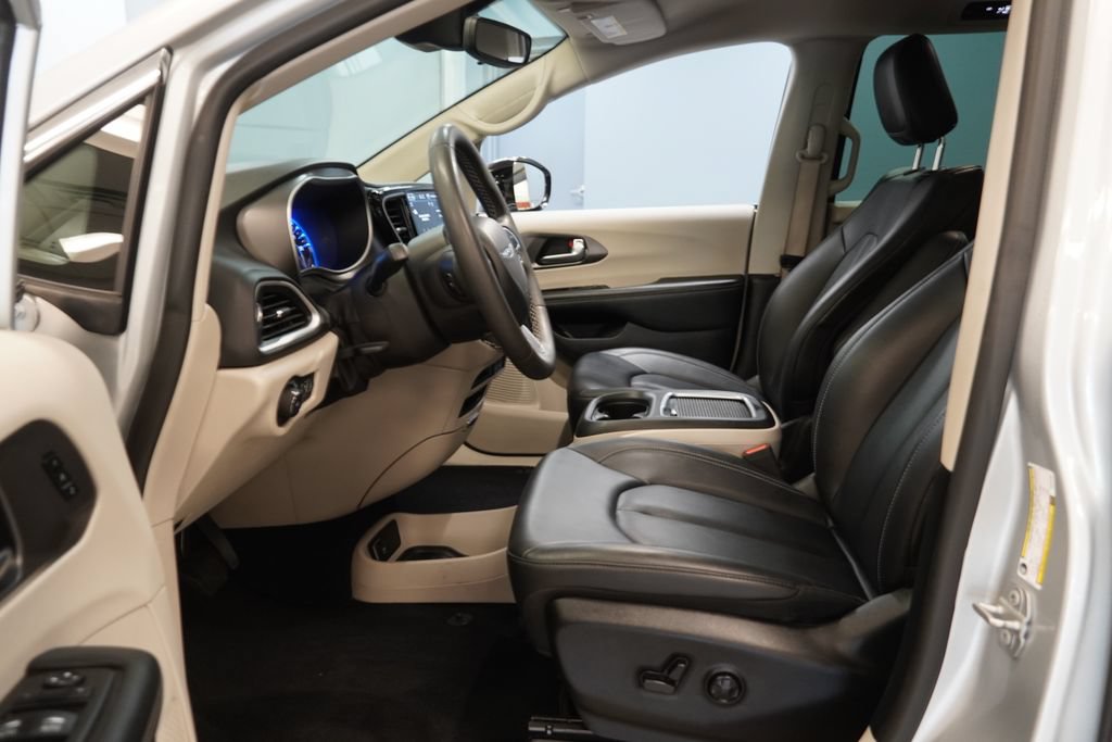 Used 2024 Chrysler Pacifica Touring-L FWD image 4