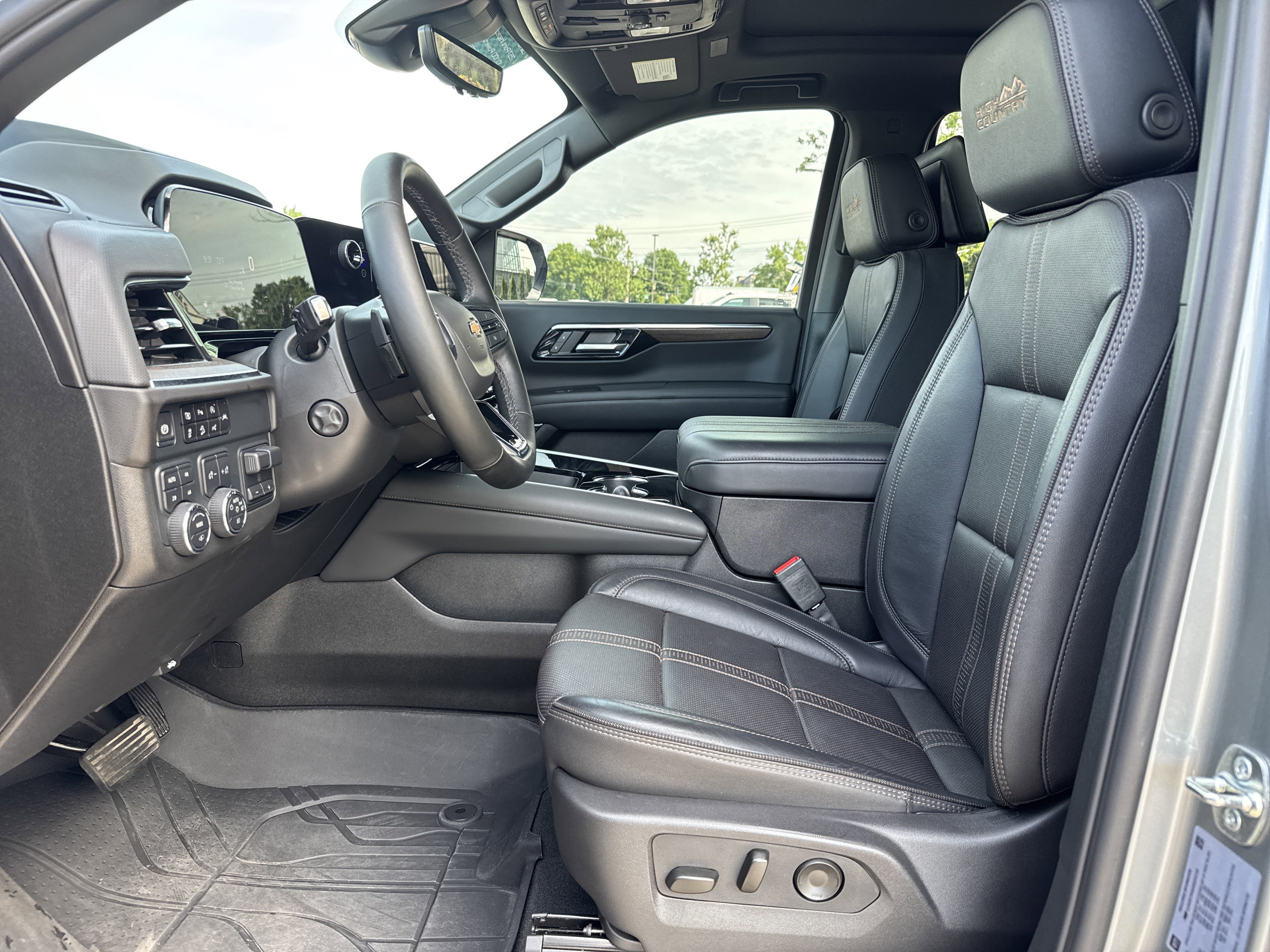 Used 2025 Chevrolet Tahoe High Country AWD/4WD image 16