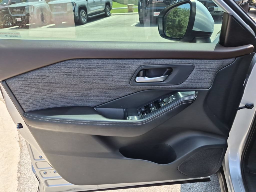 Used 2021 Nissan Rogue SV FWD image 18