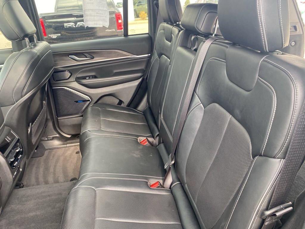 Used 2022 Jeep Grand Cherokee Overland AWD/4WD image 16