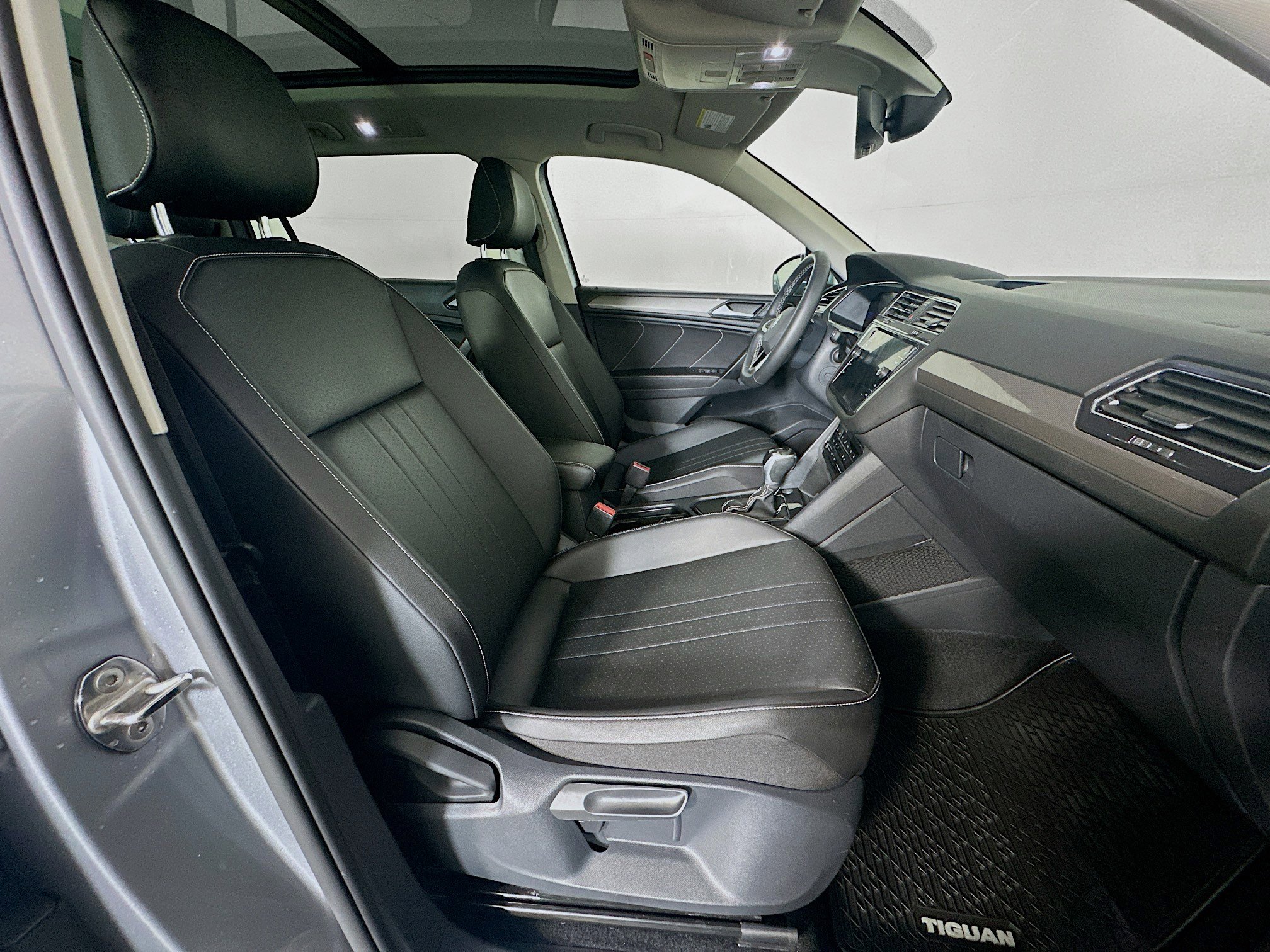 Used 2022 Volkswagen Tiguan SE w/ Panoramic Sunroof Package image 31