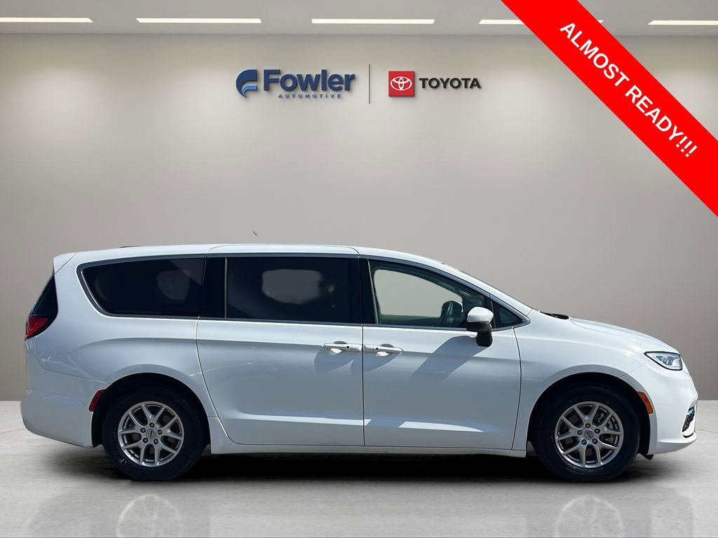 Used 2023 Chrysler Pacifica Touring-L FWD image 8
