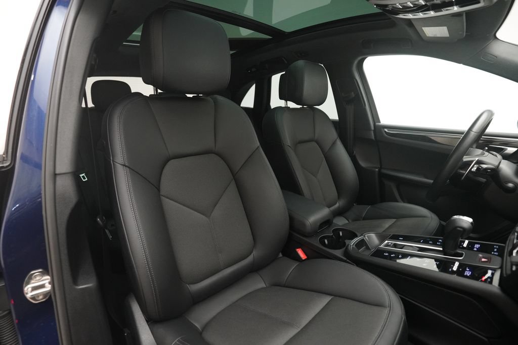 Certified 2022 Porsche Macan AWD/4WD image 26