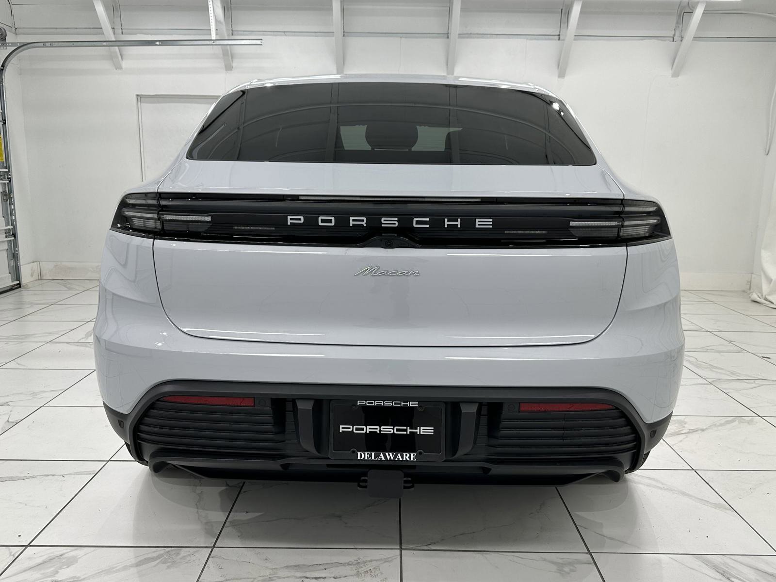 Certified 2025 Porsche Macan Electric image 13