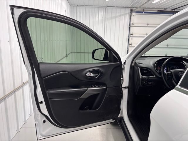 Used 2019 Jeep Cherokee Latitude w/ Comfort & Convenience Group AWD/4WD image 14