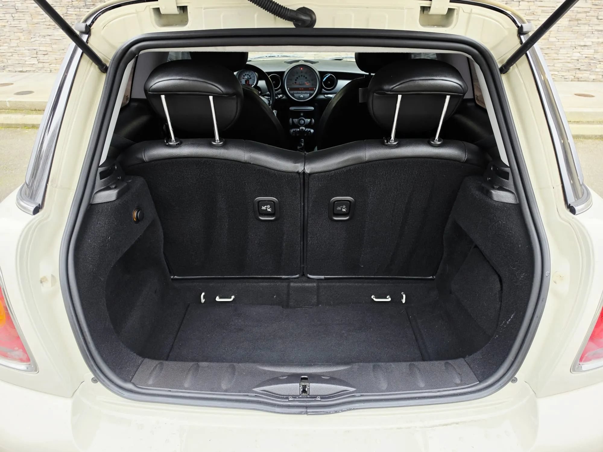 Used 2010 MINI Cooper Hardtop FWD image 17