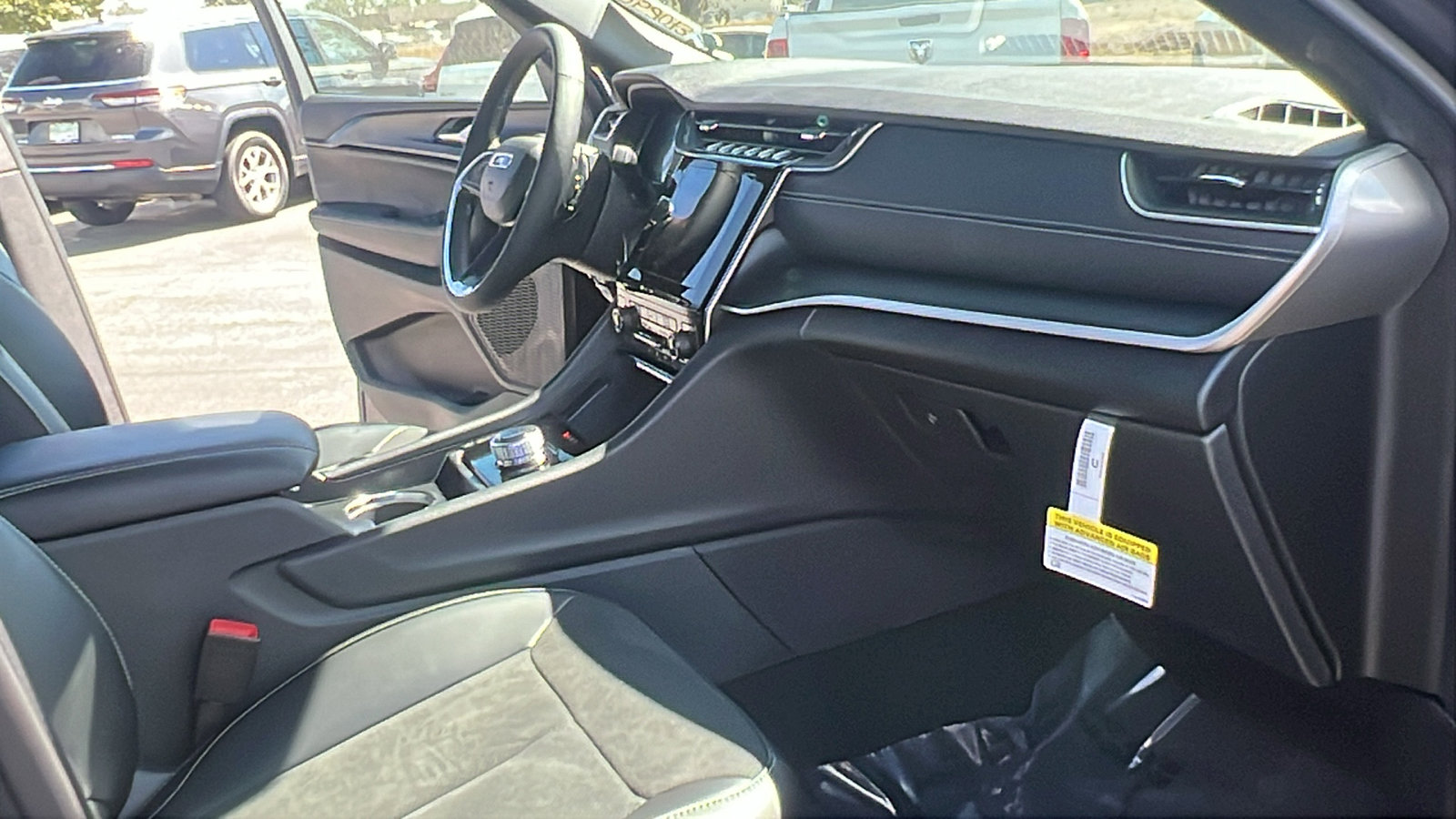 New 2025 Jeep Grand Cherokee Altitude image 11