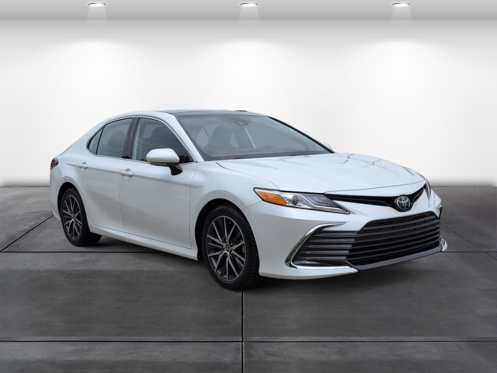 Used 2024 Toyota Camry XLE FWD image 2