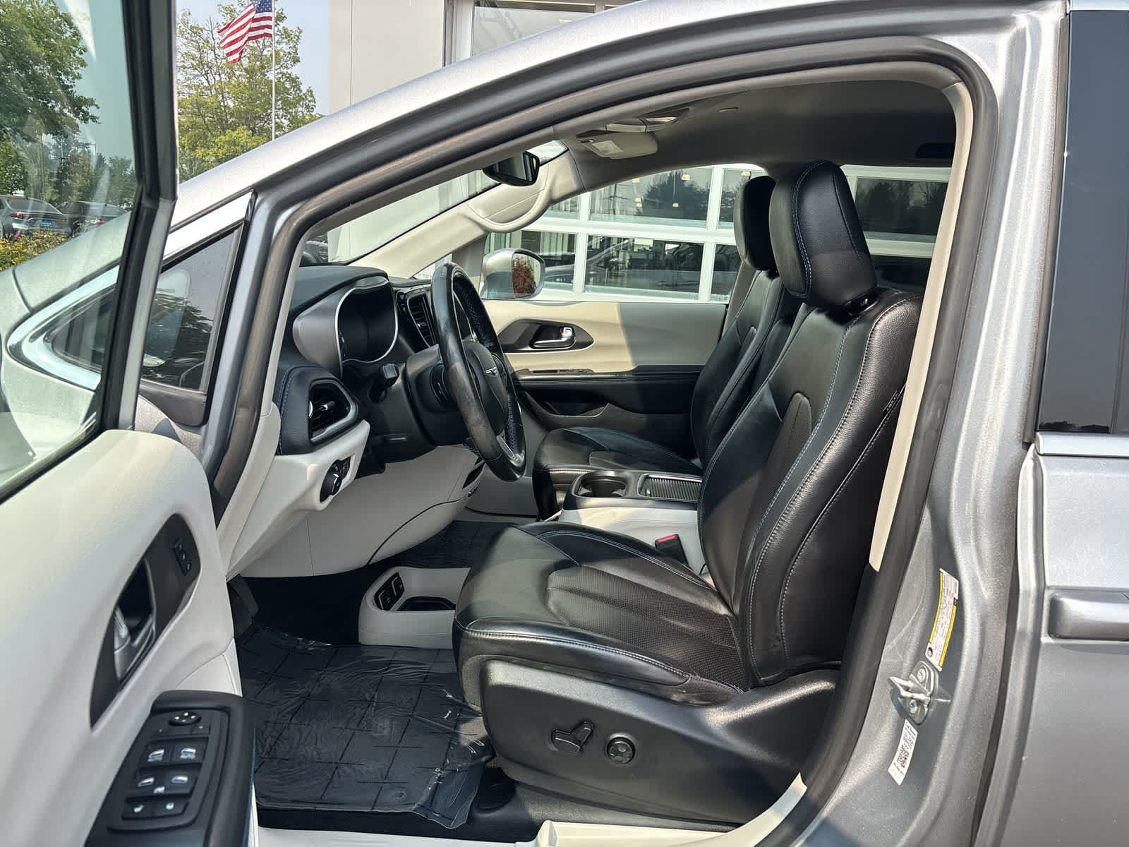 Used 2021 Chrysler Pacifica Touring-L FWD image 12