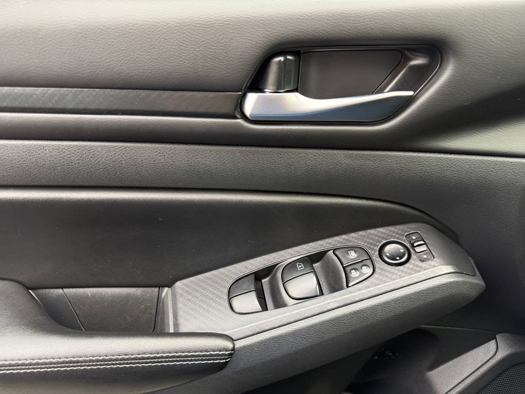 Used 2024 Nissan Altima 2.5 SV FWD image 11