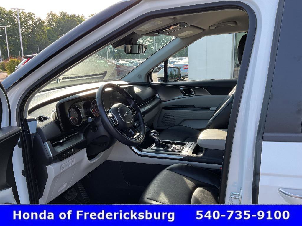 Used 2024 Kia Carnival LX FWD image 32