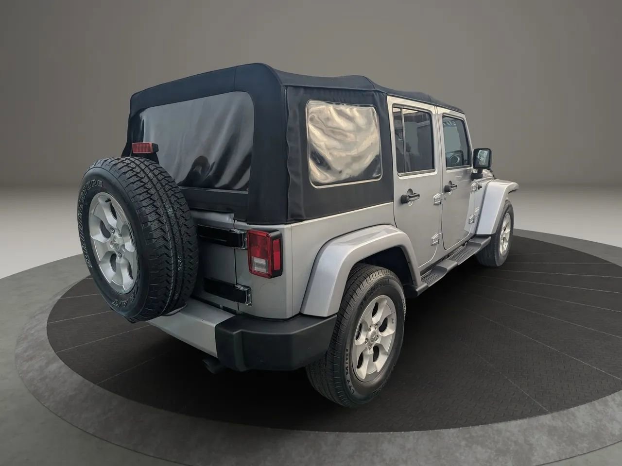Used 2015 Jeep Wrangler Unlimited Sahara w/ Connectivity Group AWD/4WD image 3
