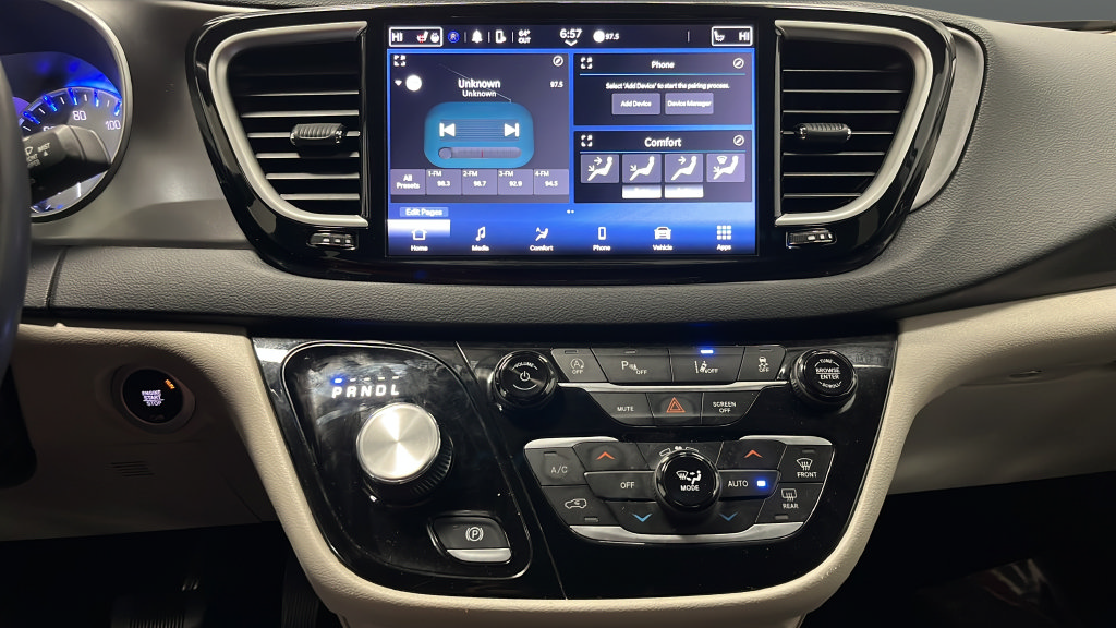 Used 2023 Chrysler Pacifica Touring-L FWD image 12