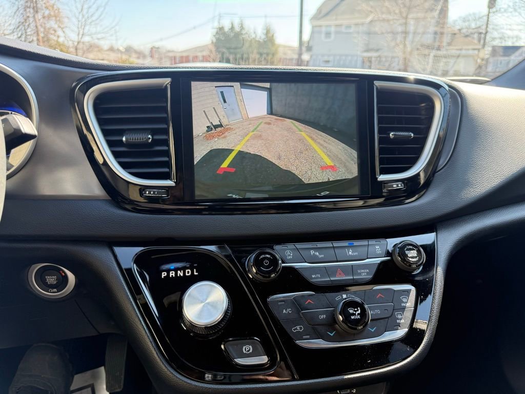 Used 2026 Chrysler Pacifica Select image 26