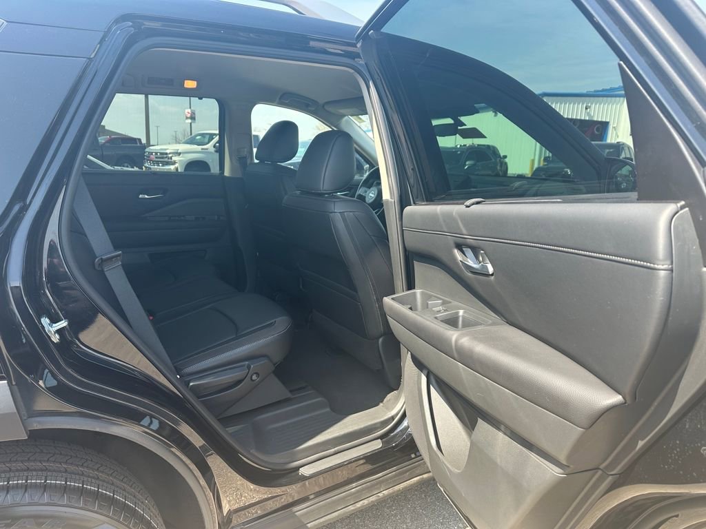 Used 2025 Nissan Pathfinder SL AWD/4WD image 13