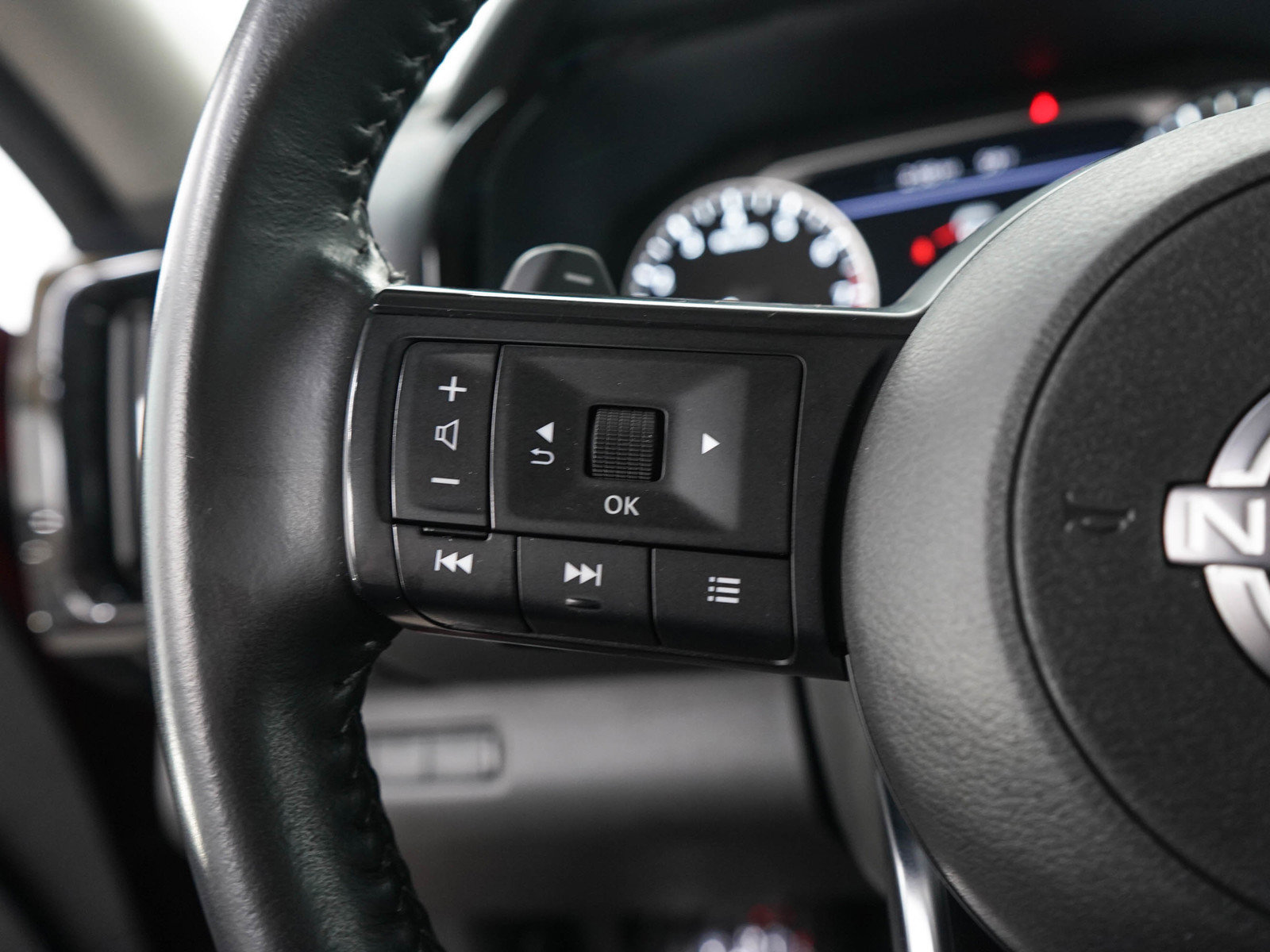 Used 2024 Nissan Pathfinder SV w/ Black Appearance Package AWD/4WD image 26