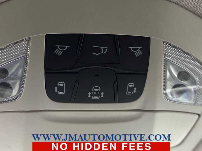 Used 2023 Chrysler Voyager LX image 41