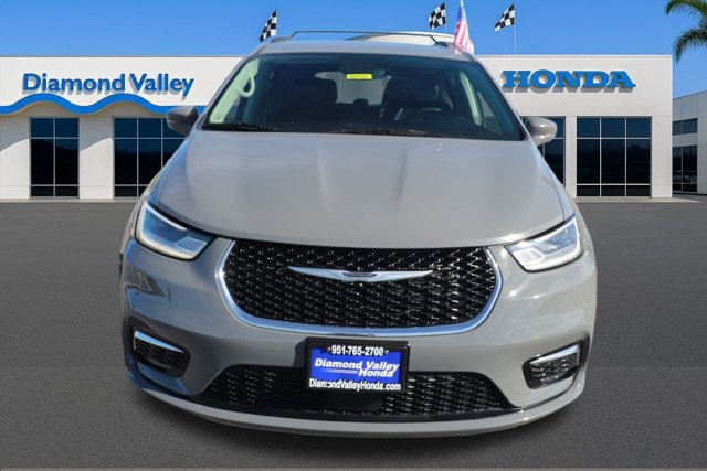 Used 2022 Chrysler Pacifica Touring-L image 2