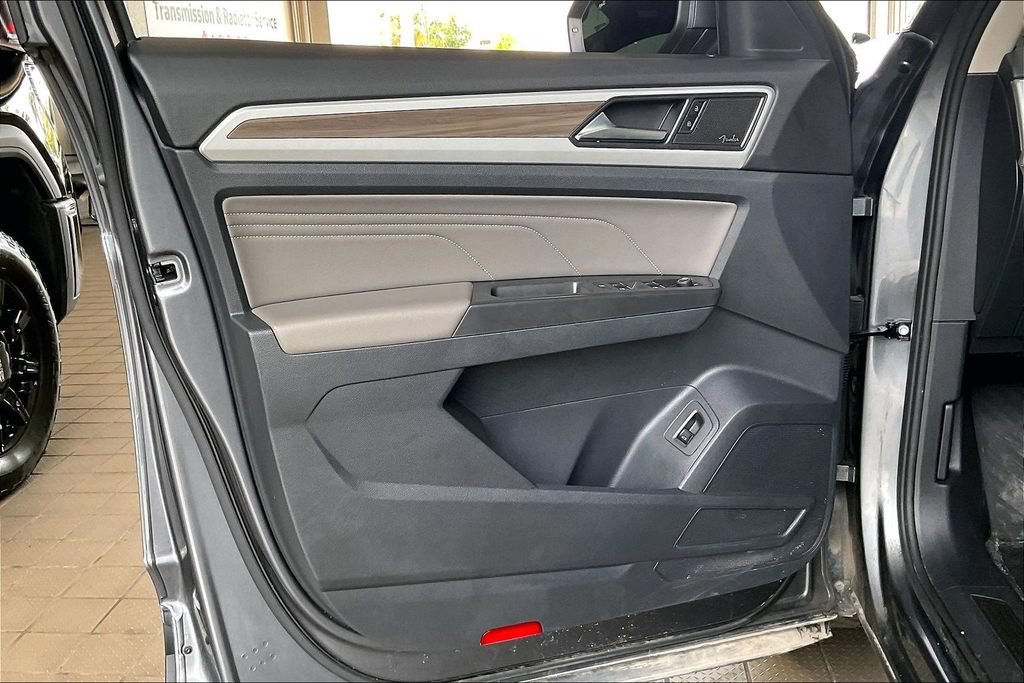 Used 2022 Volkswagen Atlas SEL AWD/4WD image 2