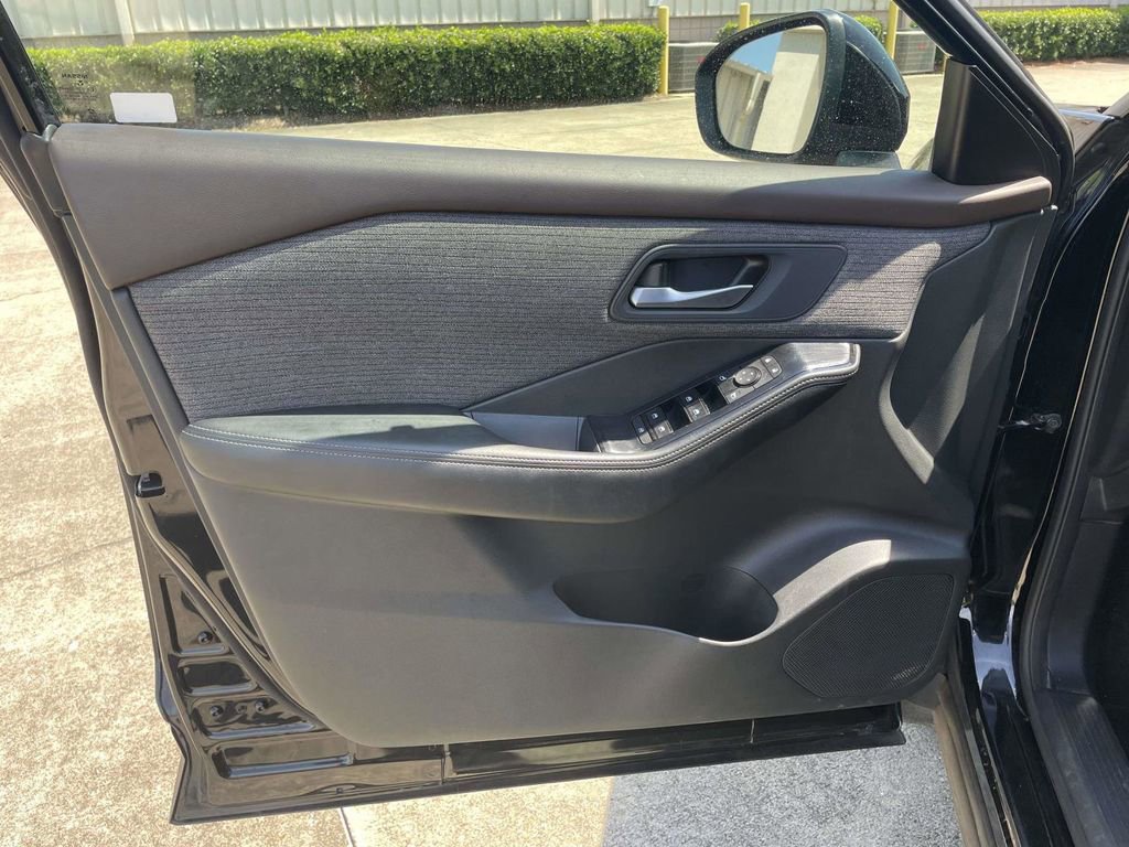 Used 2022 Nissan Rogue SV FWD image 15