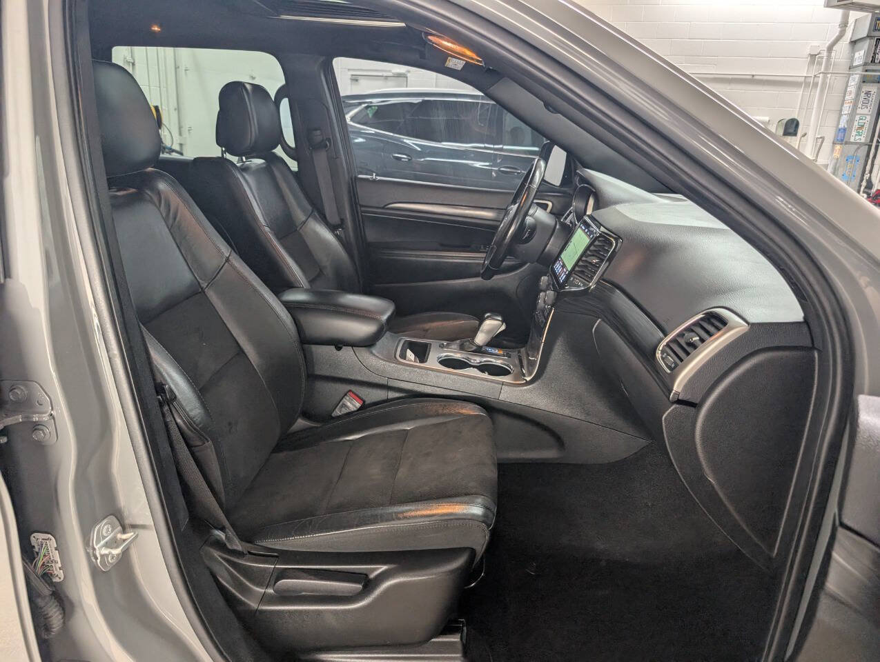 Used 2022 Jeep Grand Cherokee Altitude AWD/4WD image 28