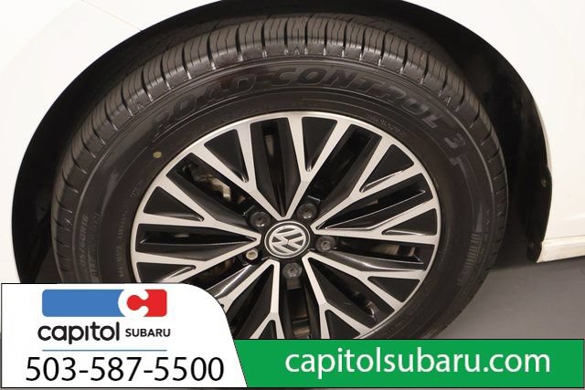 Used 2019 Volkswagen Jetta SEL w/ Cold Weather Package FWD image 9