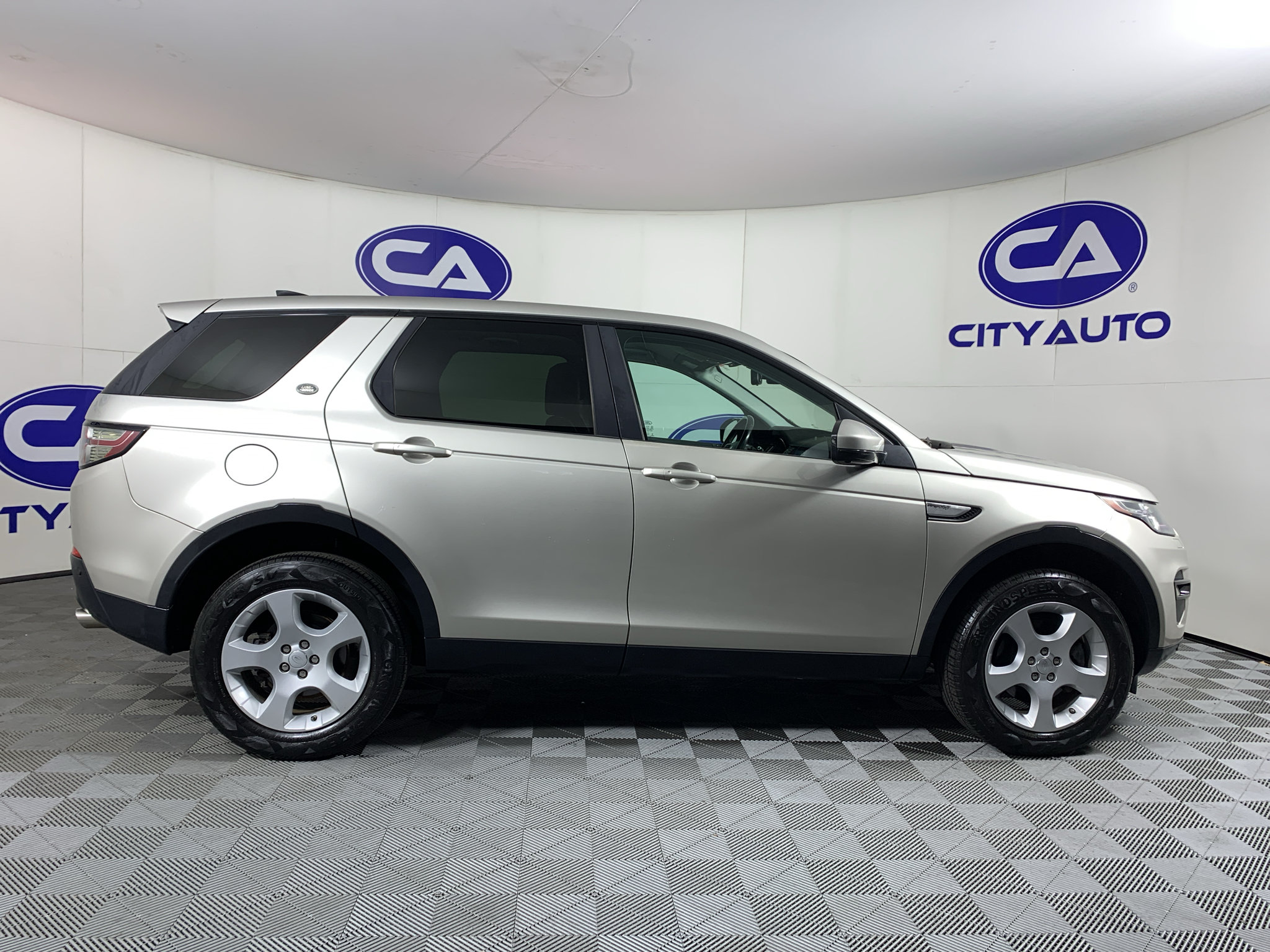 Used 2017 Land Rover Discovery Sport HSE AWD/4WD image 2