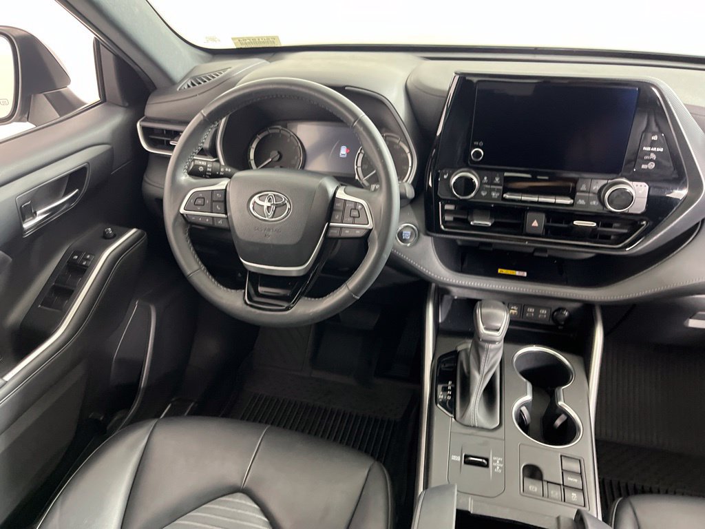 Used 2023 Toyota Highlander XSE FWD image 2