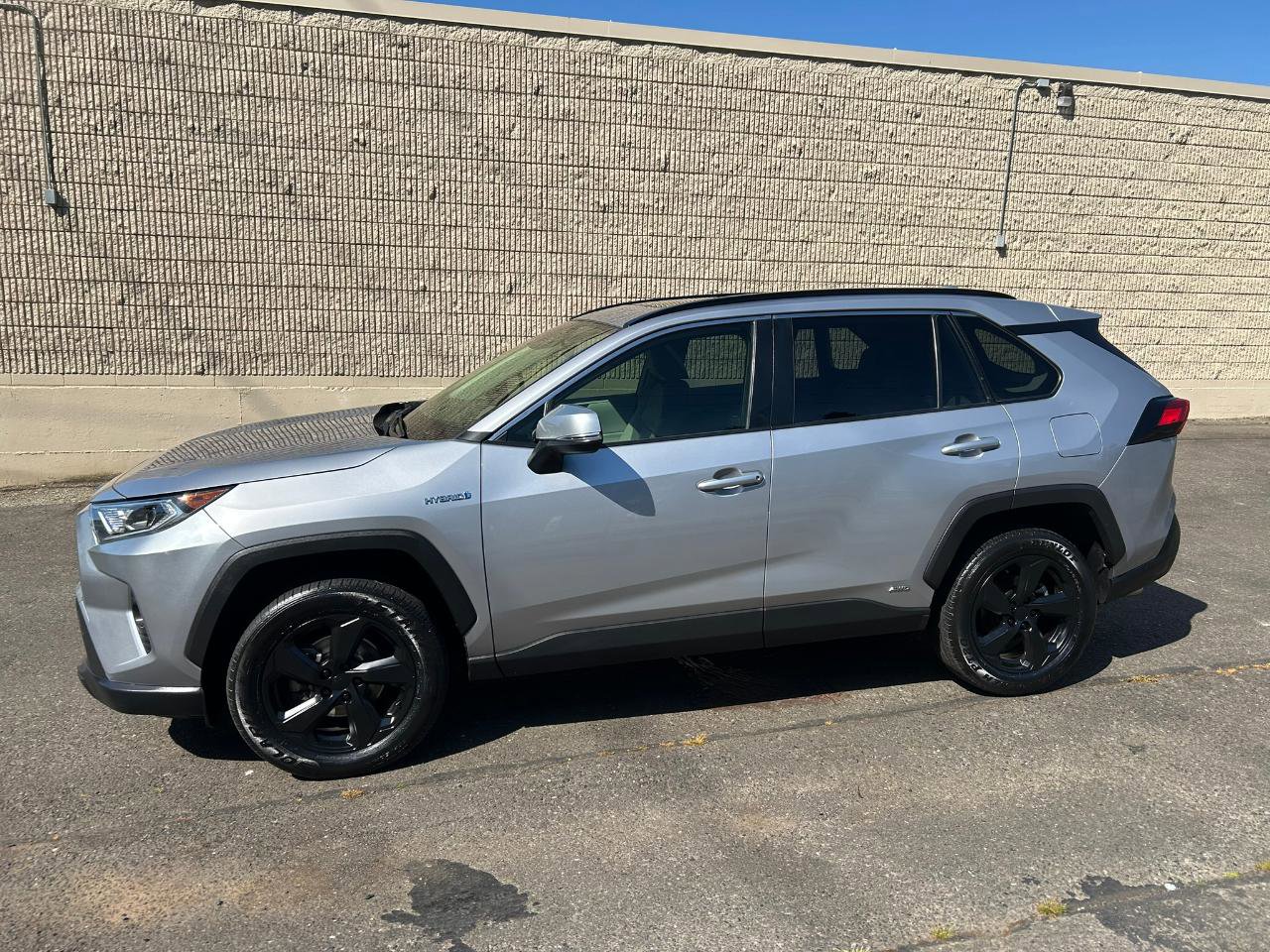 Used 2021 Toyota RAV4 XLE Premium AWD/4WD image 8