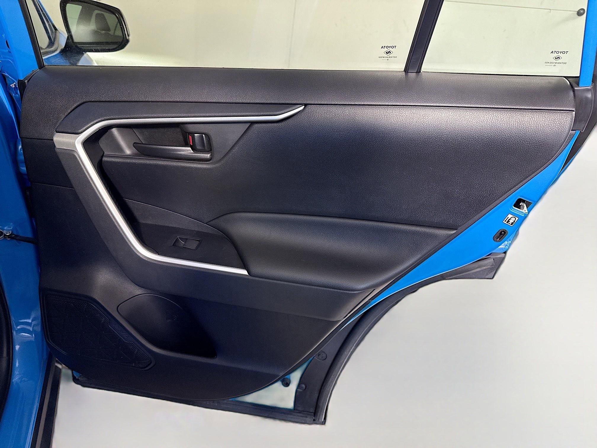 Used 2020 Toyota RAV4 LE image 27