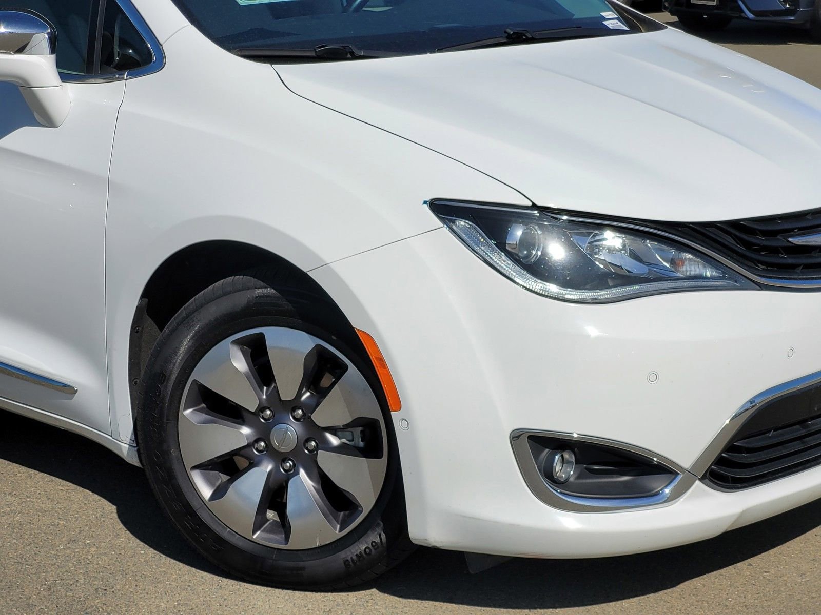 Used 2018 Chrysler Pacifica Limited w/ Advanced Safetytec Group image 3