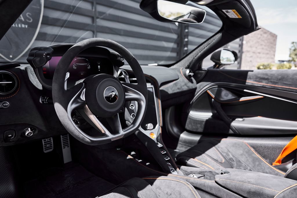 Used 2025 McLaren 750S Spider RWD image 2