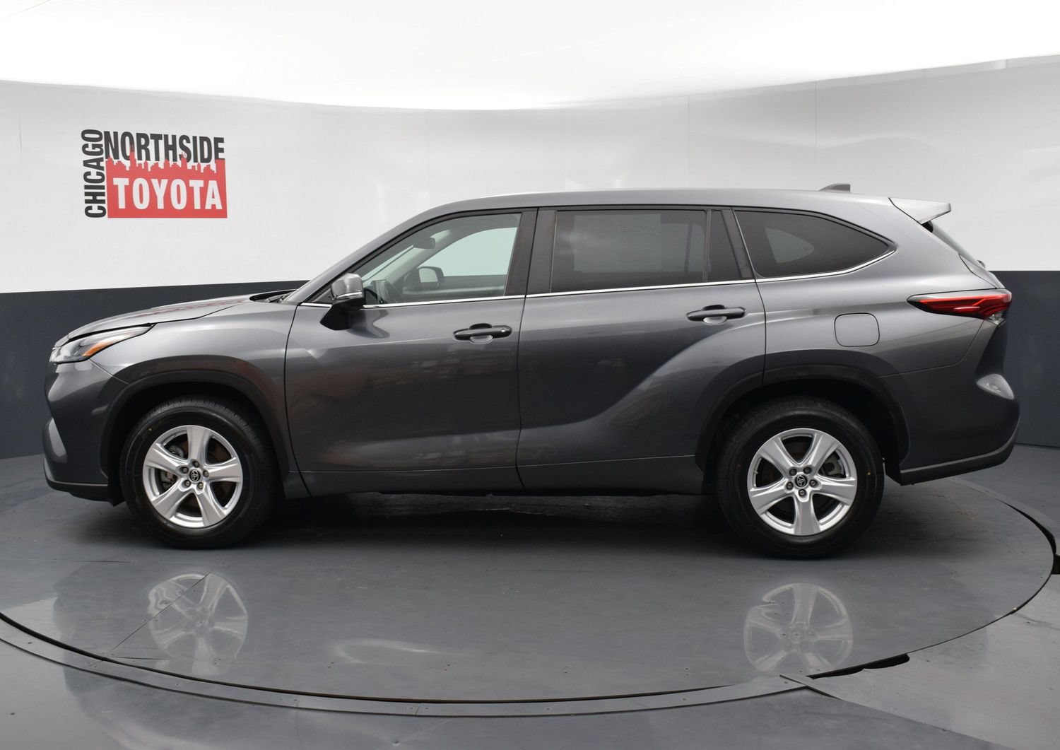 Used 2023 Toyota Highlander L FWD image 2