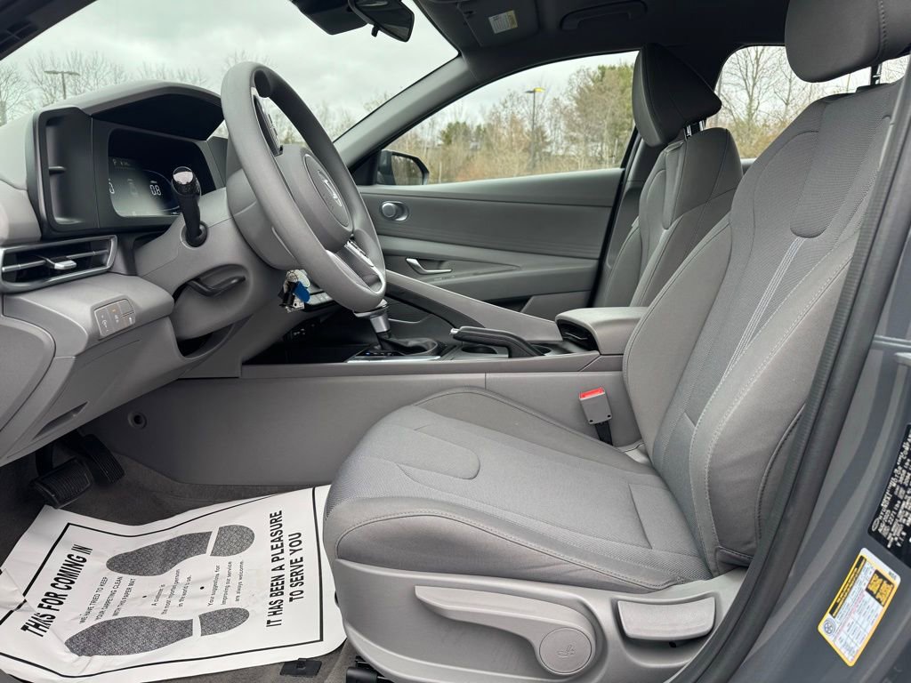 Used 2025 Hyundai Elantra SE image 16