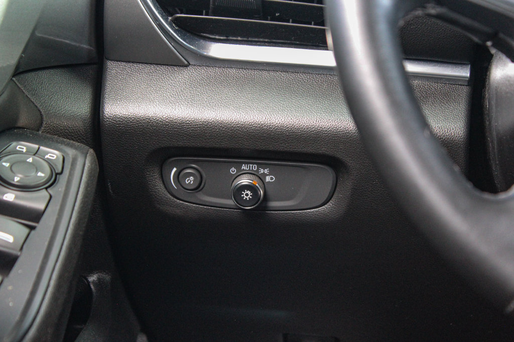 Used 2023 Chevrolet Traverse LT FWD image 17