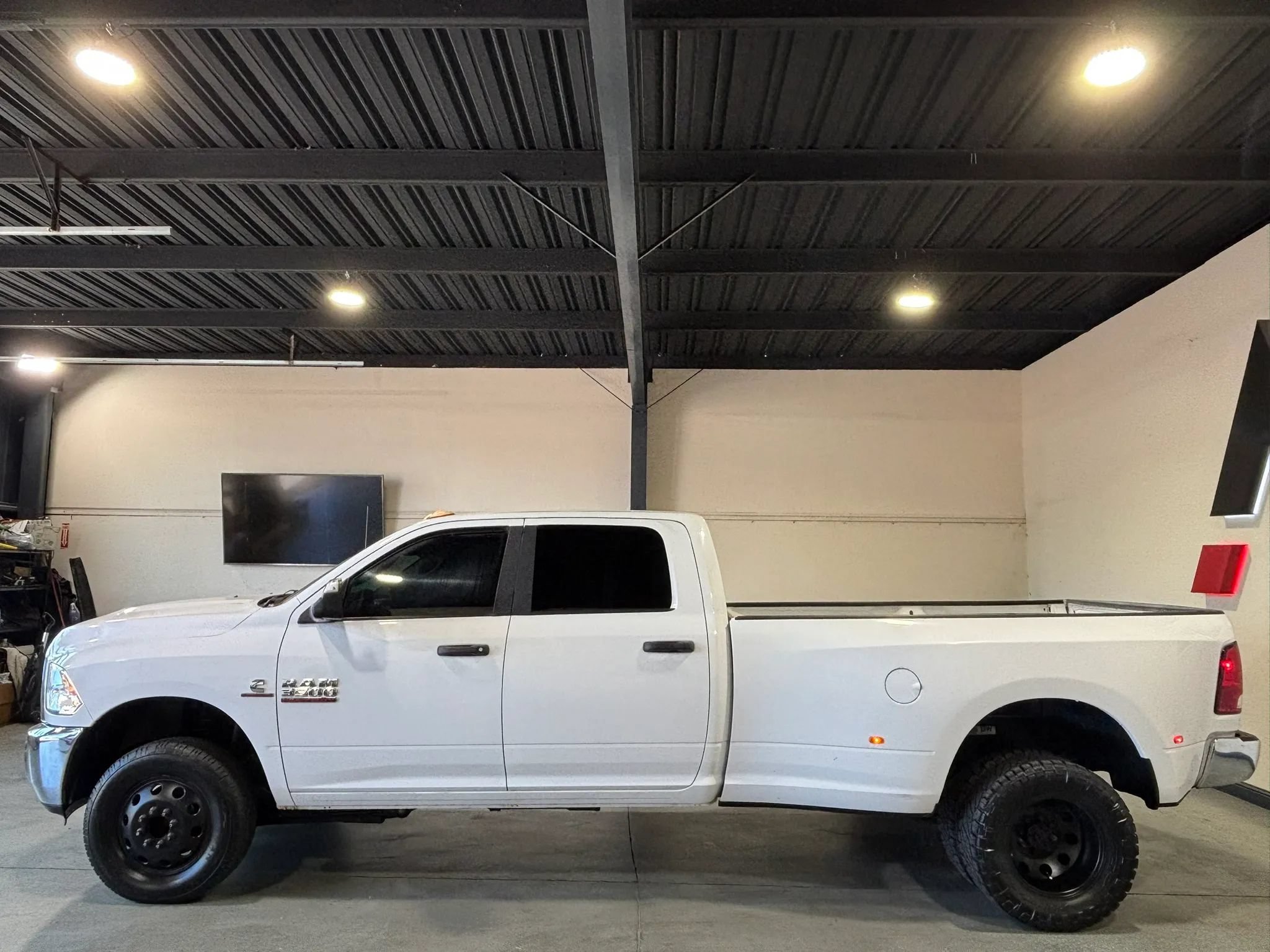 Used 2018 RAM 3500 SLT w/ Luxury Group AWD/4WD image 7