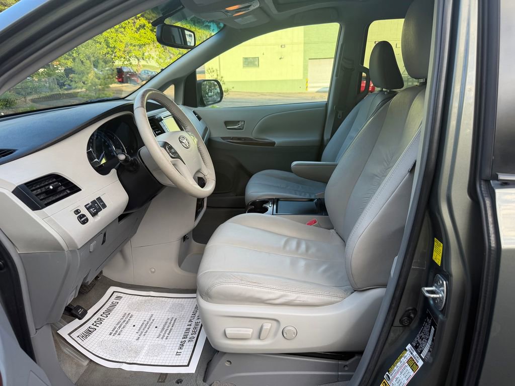 Used 2011 Toyota Sienna XLE w/ Premium Pkg AWD/4WD image 12