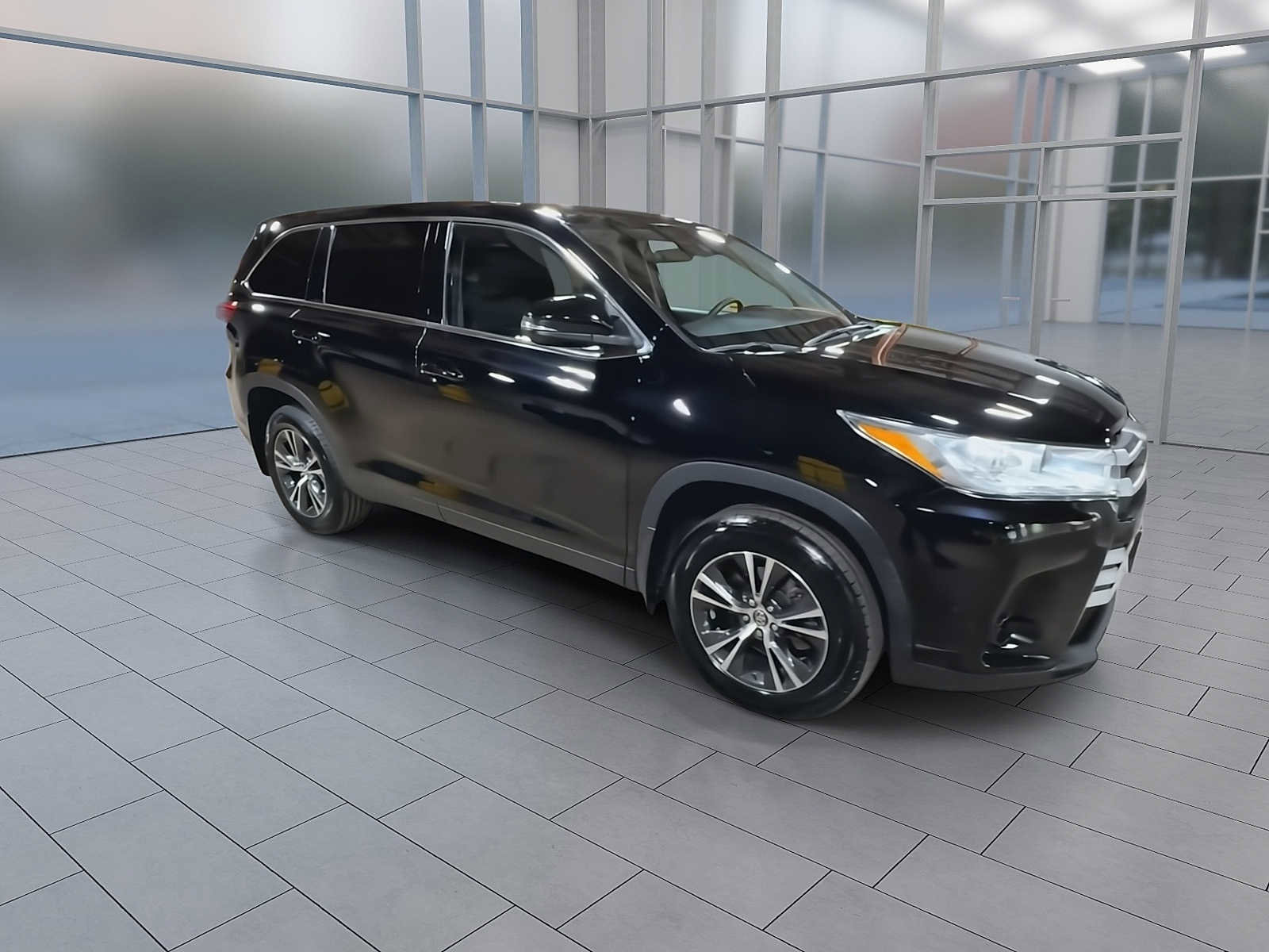 Used 2019 Toyota Highlander LE AWD/4WD image 2