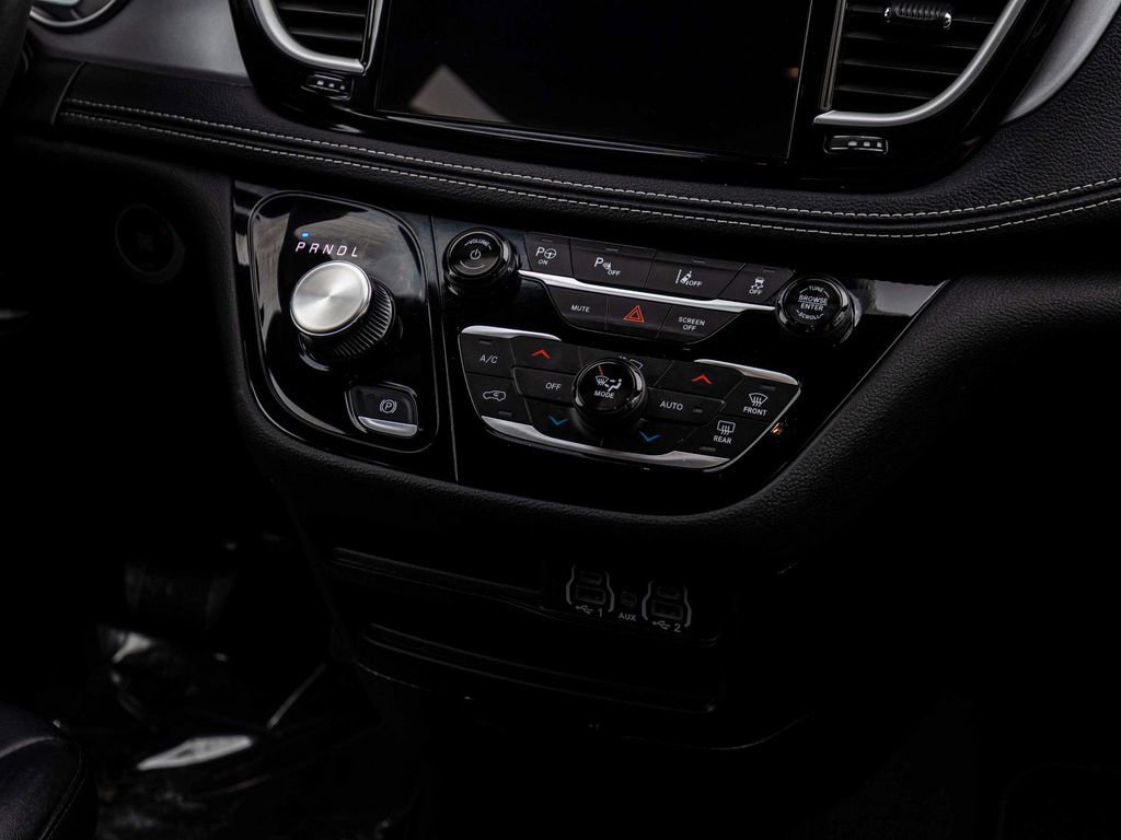 Used 2024 Chrysler Pacifica Limited FWD image 19