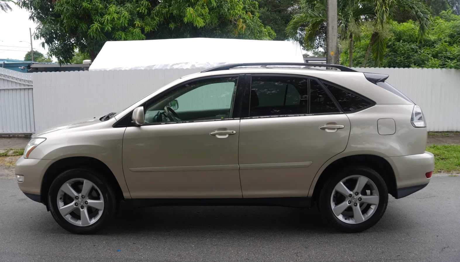 Used 2004 Lexus RX 330 w/ Premium Pkg FWD image 3
