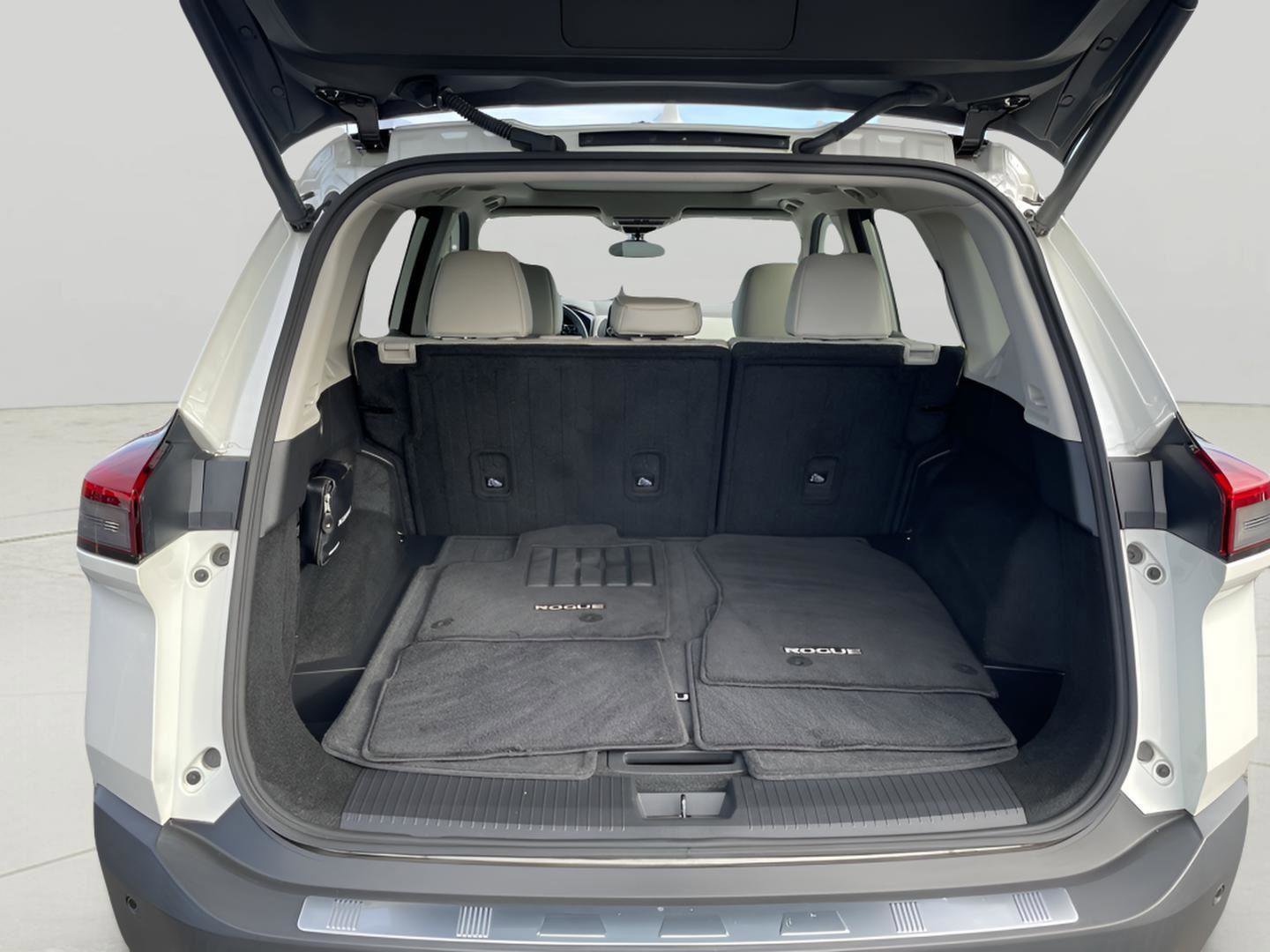 Used 2023 Nissan Rogue SV w/ SV Premium Package image 11