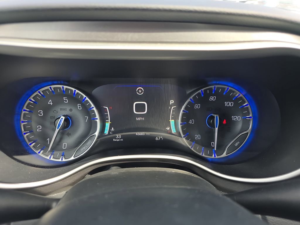 Used 2023 Chrysler Pacifica Touring-L image 37