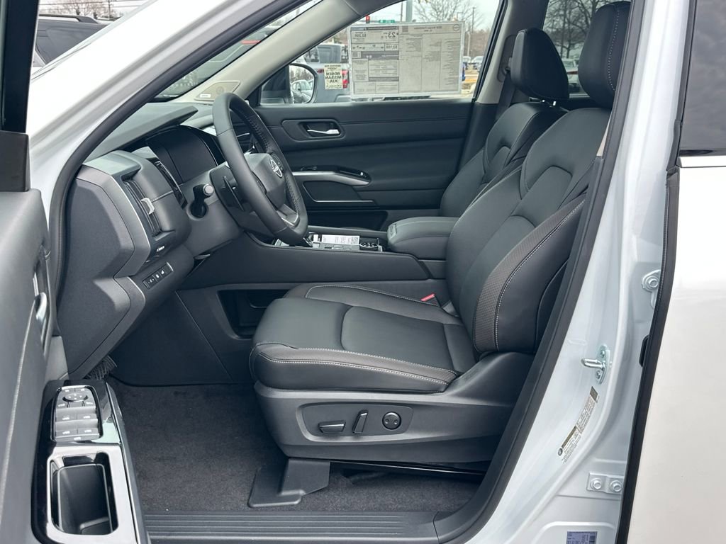 New 2026 Nissan Pathfinder SL image 9