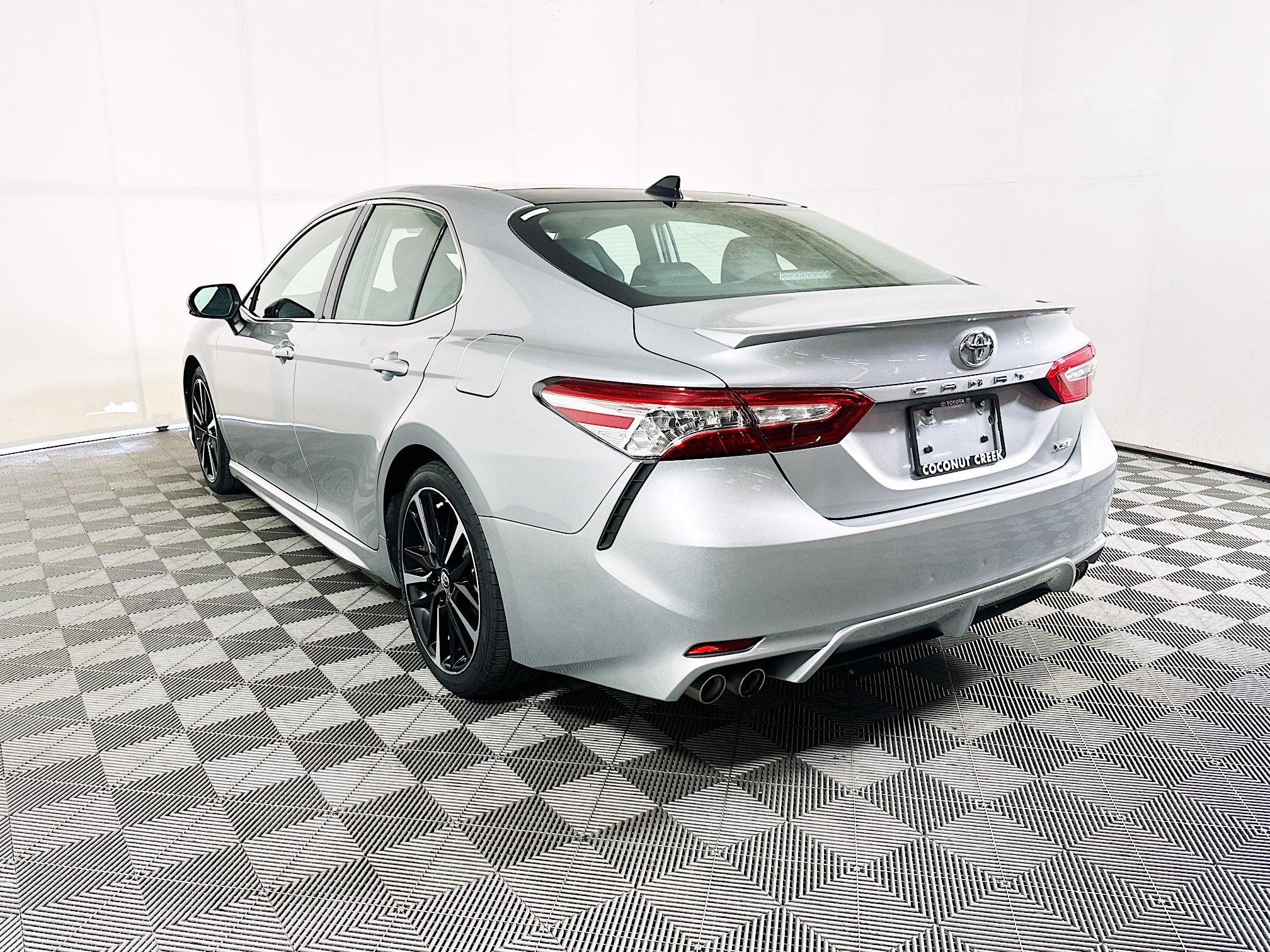 Used 2020 Toyota Camry XSE FWD image 5