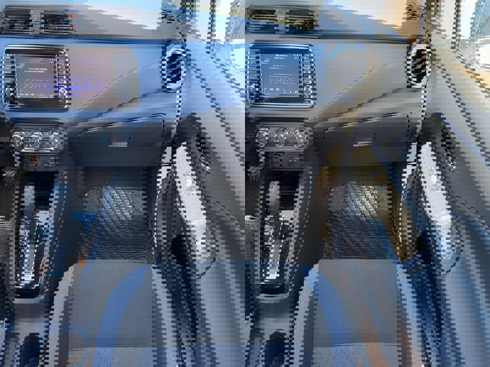 Used 2025 Nissan Versa SV image 15