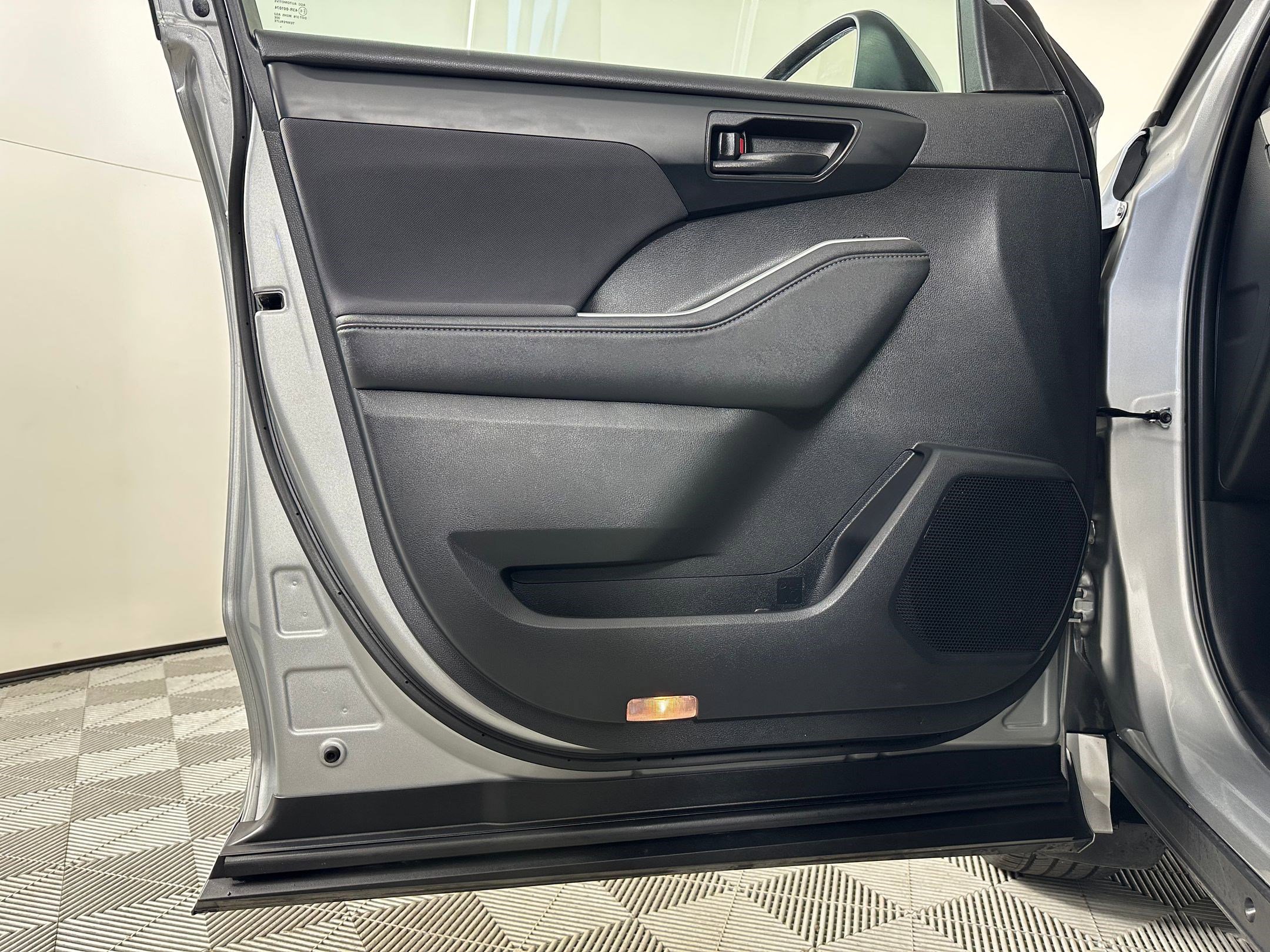 Used 2024 Toyota Highlander LE image 23